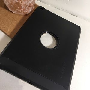 Black Spigen IPad case (6th gen)